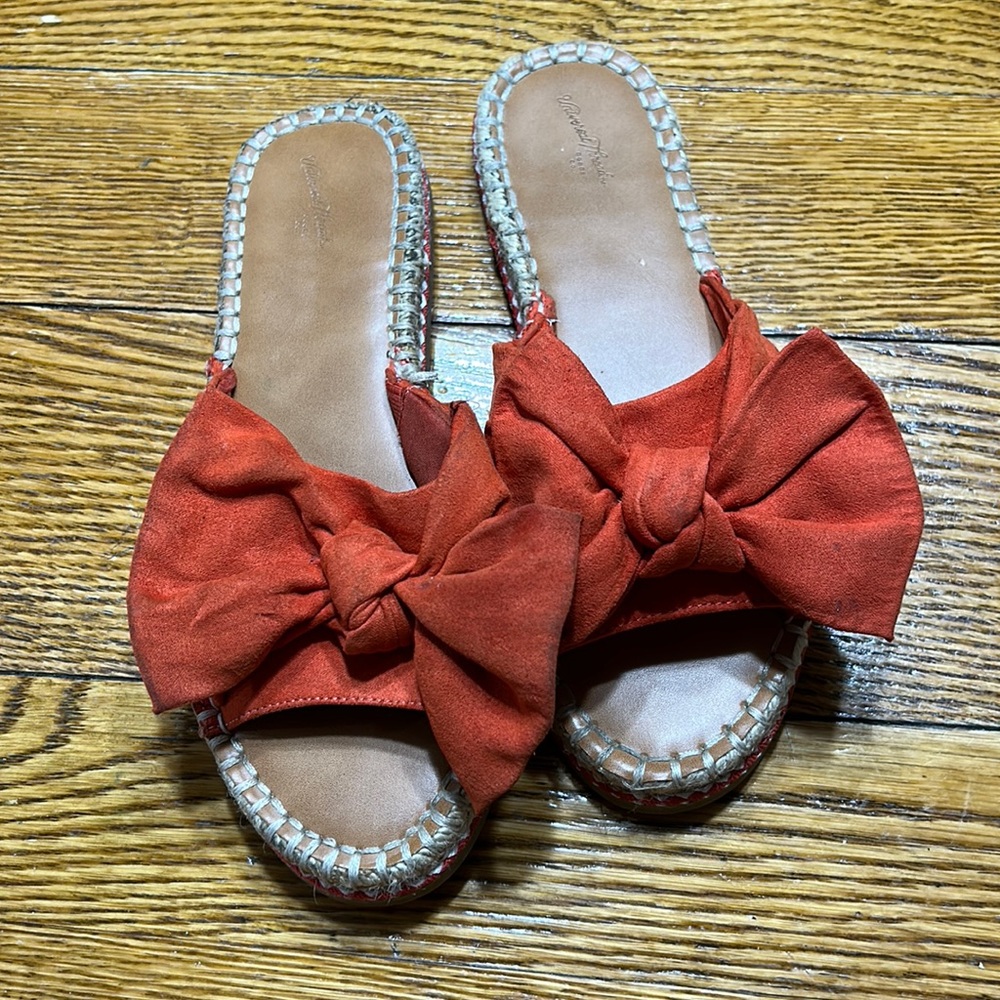 Universal Thread fabric big bow slides.  Orange. Size 8.